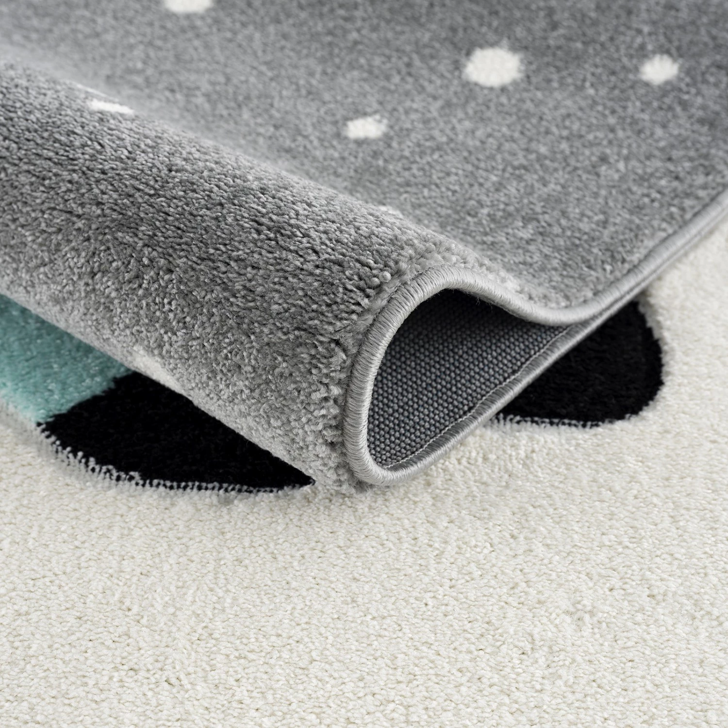 Svanhilde Tapis enfant Pingouin Elliot - Microfibre - Gris / Noir 4 Svanhilde Tapis enfant Pingouin Elliot - Microfibre - Gris / Noir – Image 4